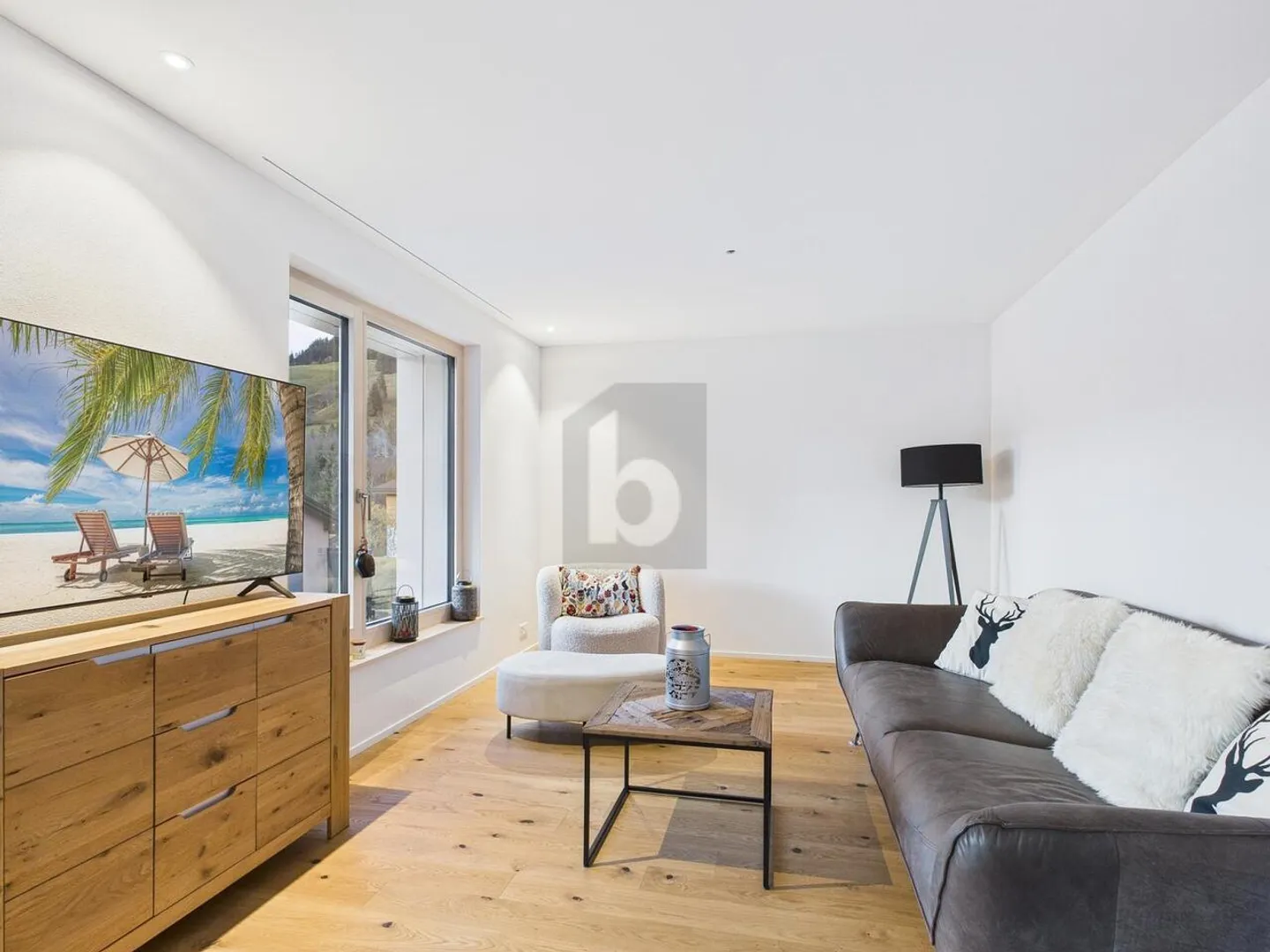 MODERN, QUIET AND WITH A VIEW - Photo 2 of 6