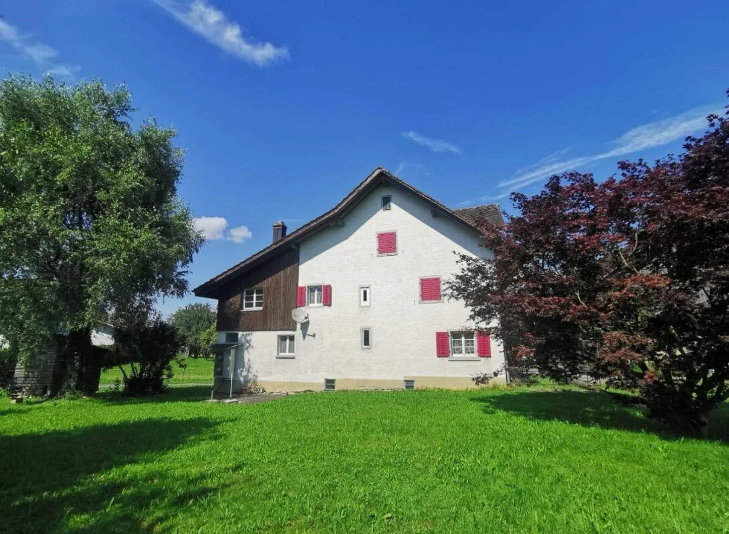 Living Space in Unique Location: Idyllic Peace and Pure Nature - Historic Farmhouse (not under heritage protection) with additional plot with outbuilding and garage - Photo 4 of 17