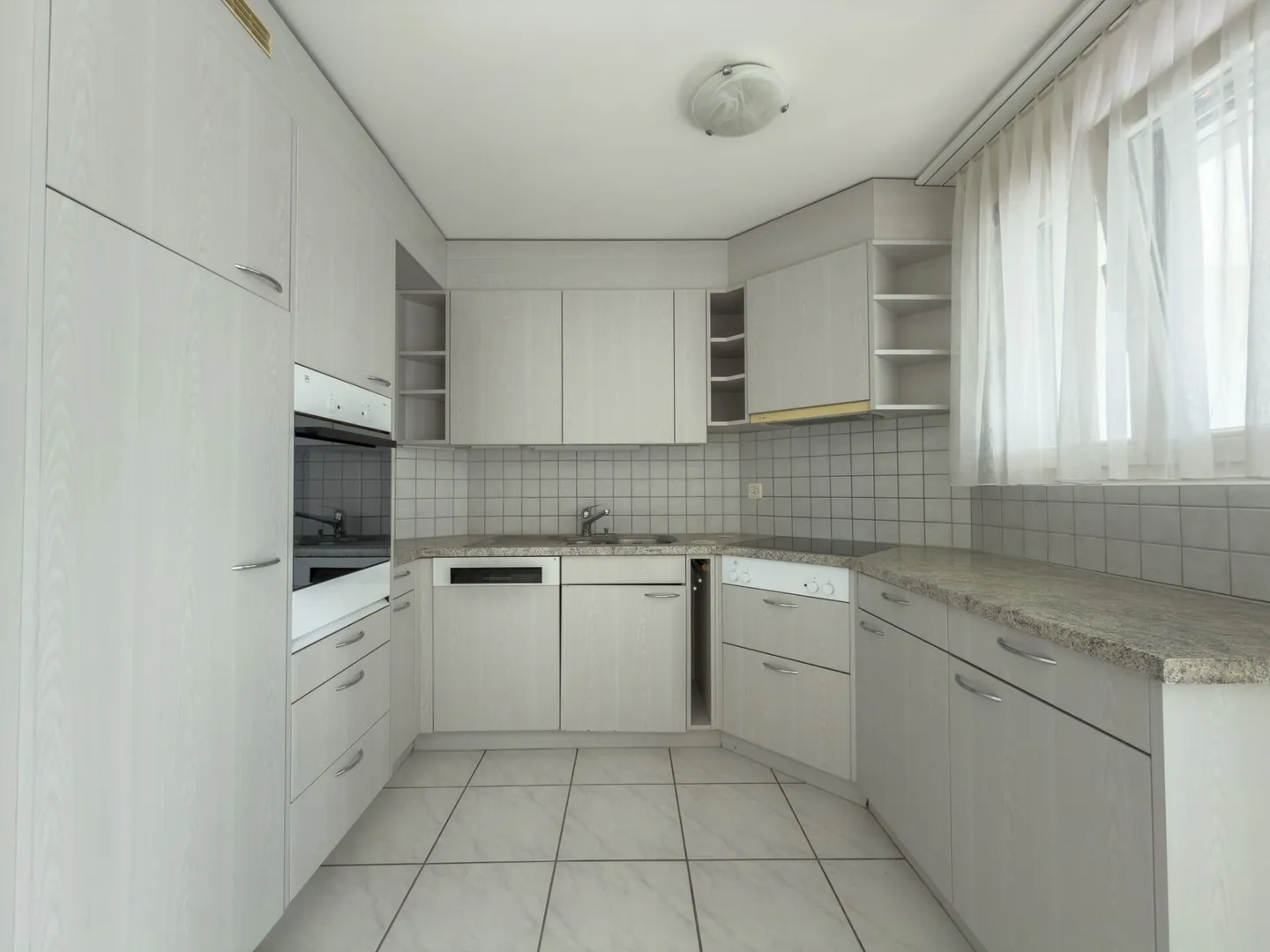 Spacious 4.5-room apartment - centrally and conveniently located - Photo 6 of 17