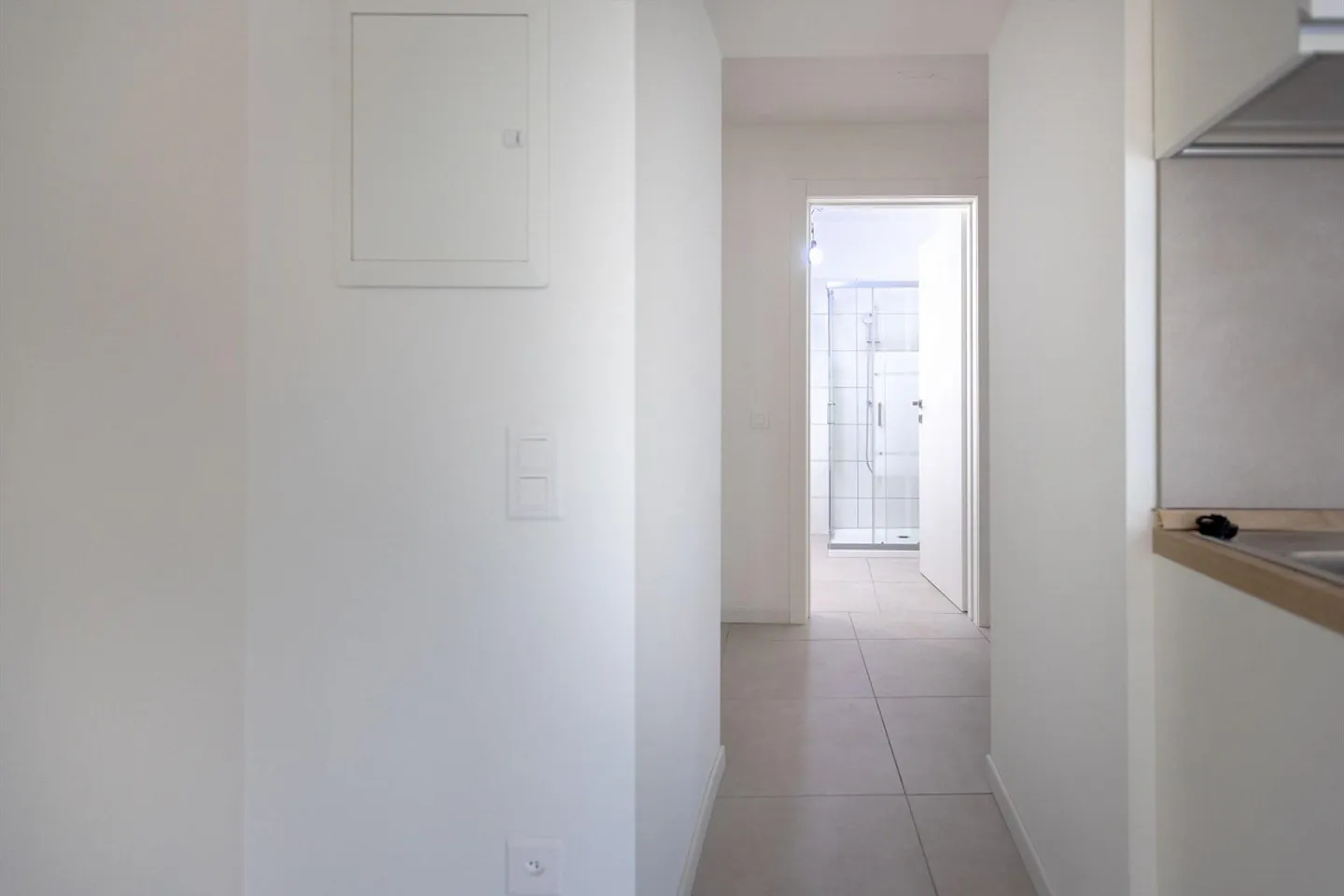 SPLENDIDE ET SPACIEUX STUDIO AU REZ-DE-CHAUSSÉE À CAPOLAGO - Photo 4 sur 9