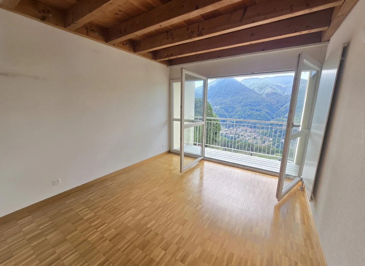 BEAUTIFUL 4.5-ROOM TOWNHOUSE IN THE GREEN IN MONTEGGIO - Photo 5 of 8