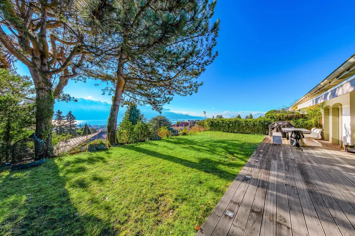 Exceptional Villa with Lake Views - Photo 2 of 12