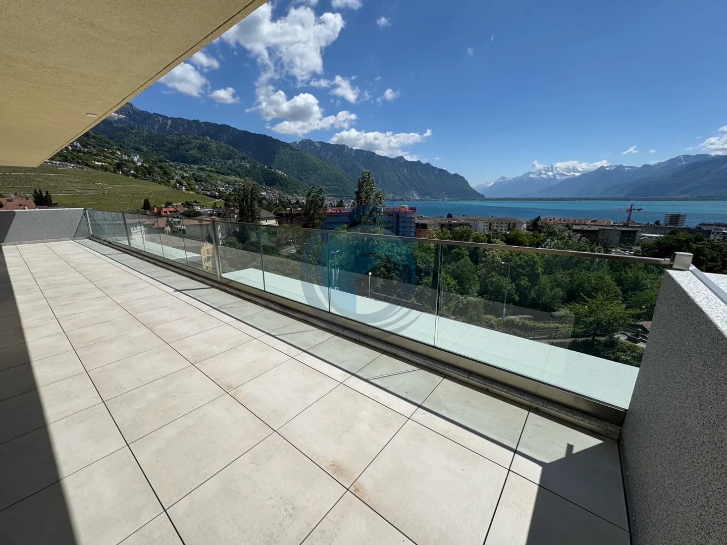 Wohnung mit 2,5 Zimmern im Dachgeschoss mit Panoramablick auf den See - Foto 1 von 11