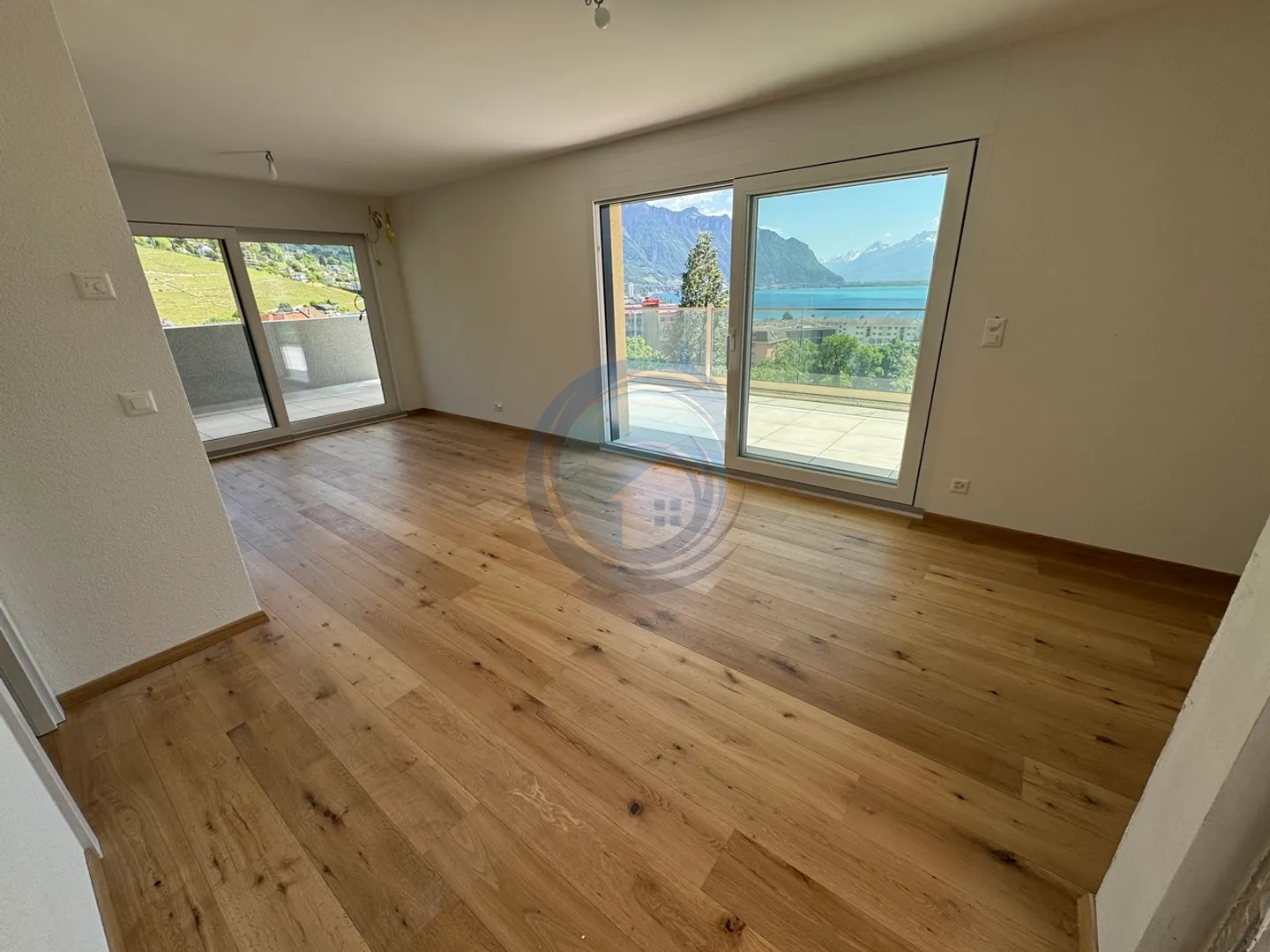 Wohnung mit 2,5 Zimmern im Dachgeschoss mit Panoramablick auf den See - Foto 3 von 11