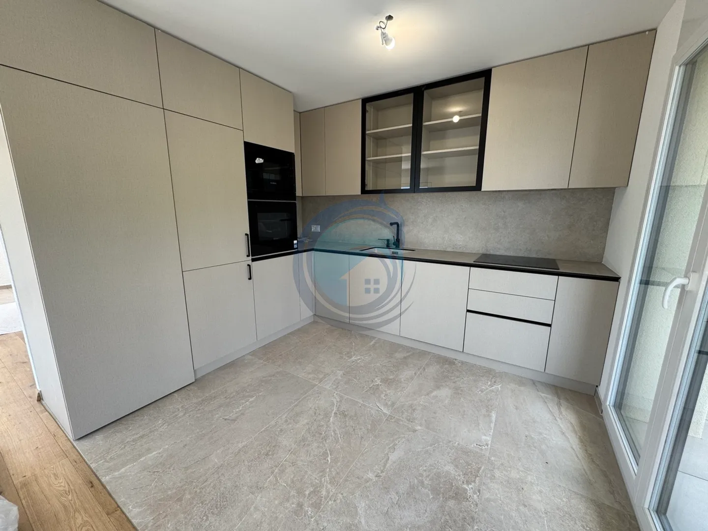 Wohnung mit 2,5 Zimmern im Dachgeschoss mit Panoramablick auf den See - Foto 4 von 11