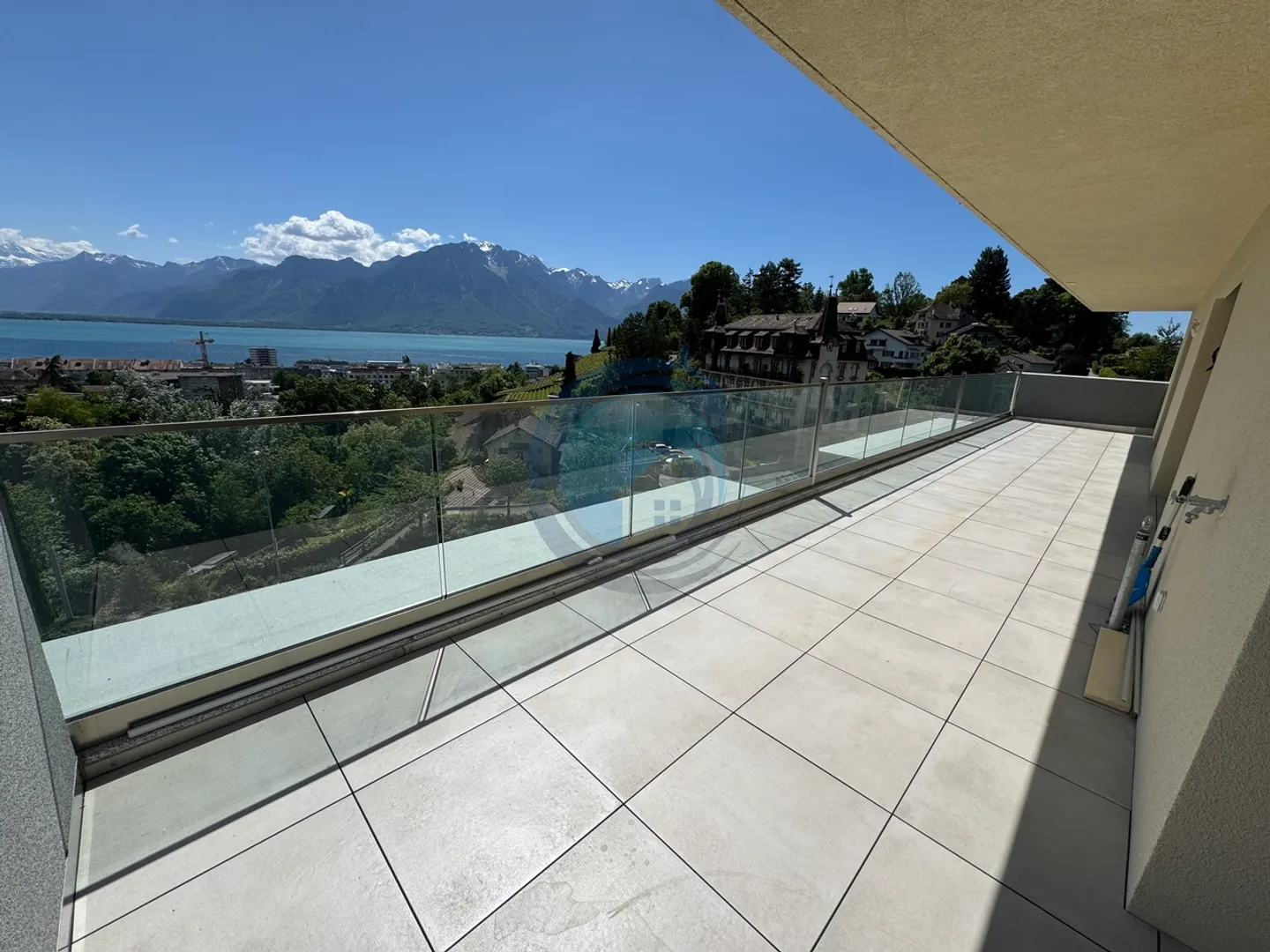 Wohnung mit 2,5 Zimmern im Dachgeschoss mit Panoramablick auf den See - Foto 9 von 11