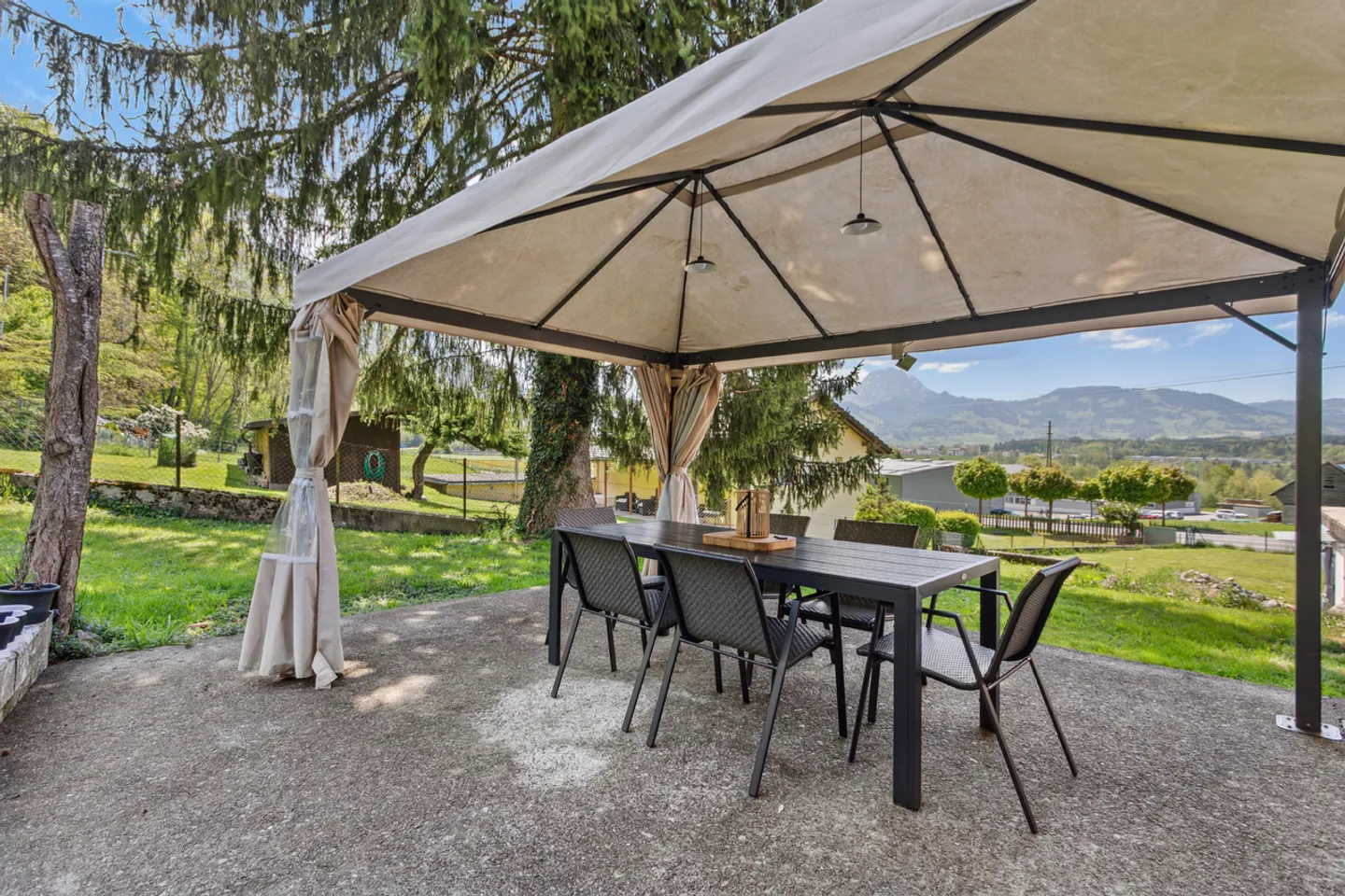 House with 2 apartments and view of the Moléson and the green surroundings - Photo 1 of 10