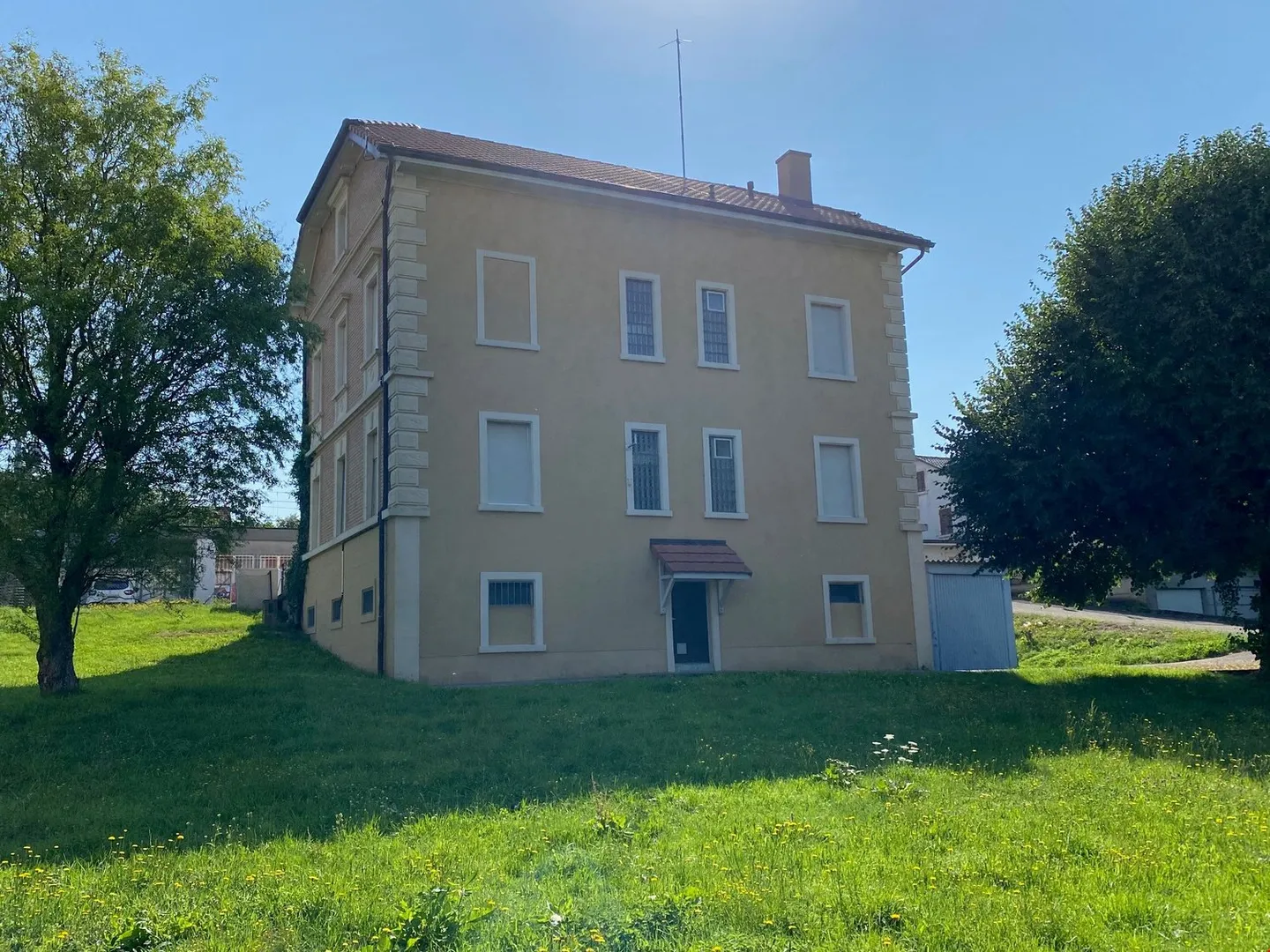 Mietshaus mit Wohn- und Gewerbebereich - Foto 2 von 13