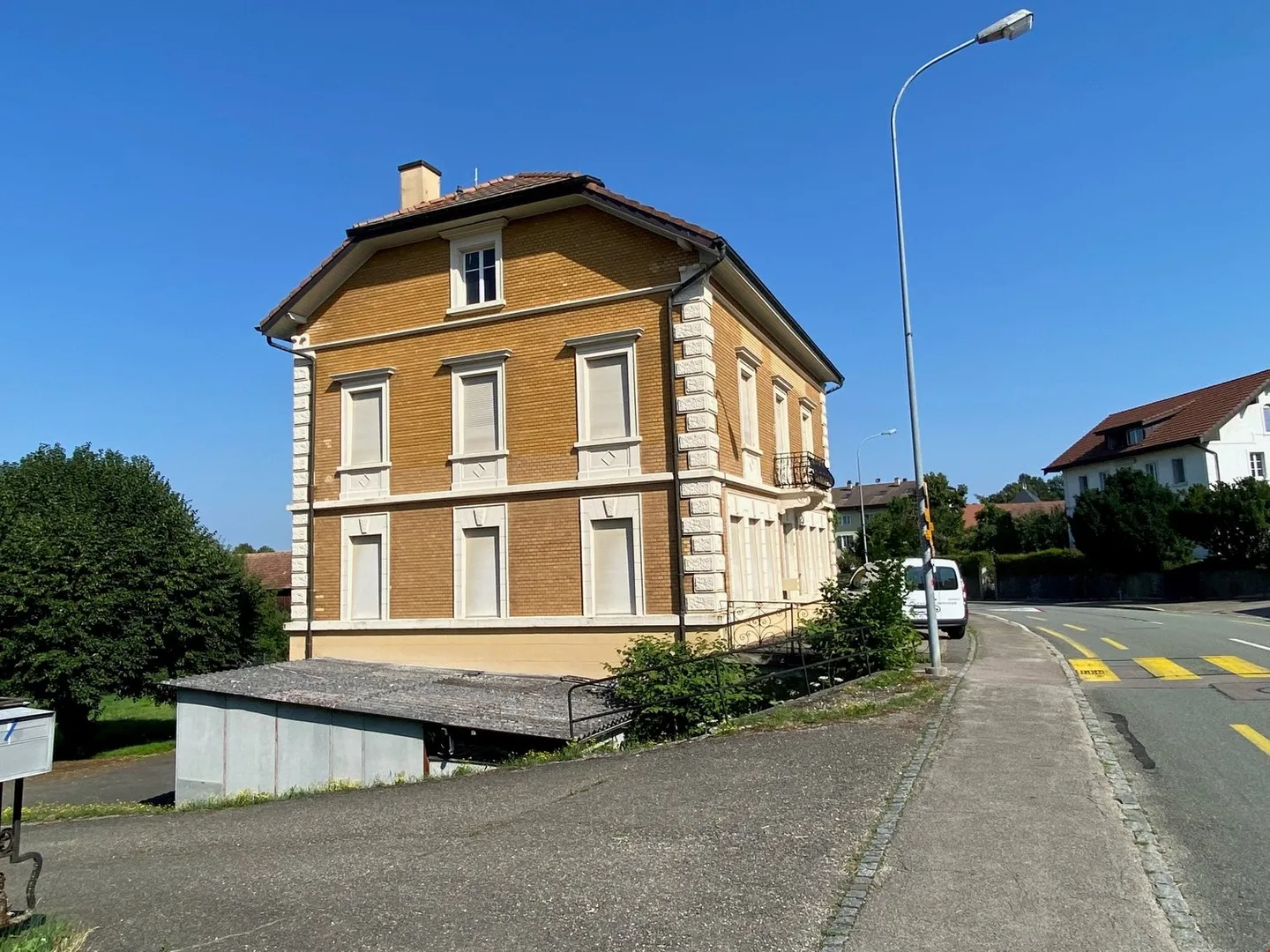 Mietshaus mit Wohn- und Gewerbebereich - Foto 3 von 13
