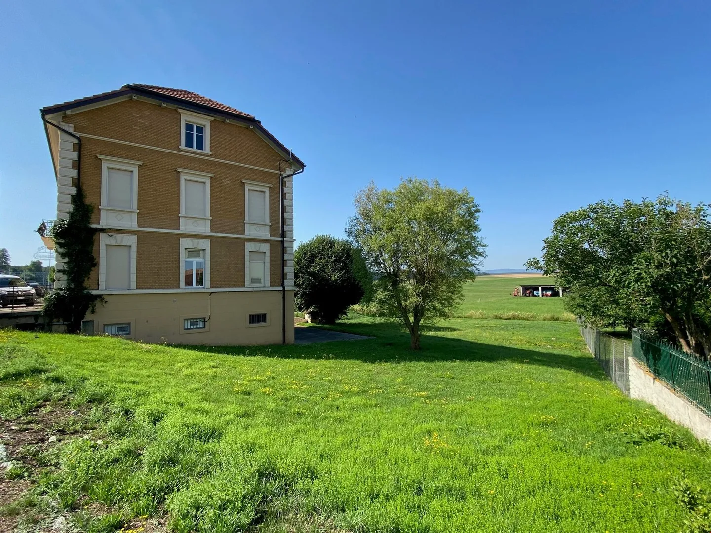 Mietshaus mit Wohn- und Gewerbebereich - Foto 1 von 13