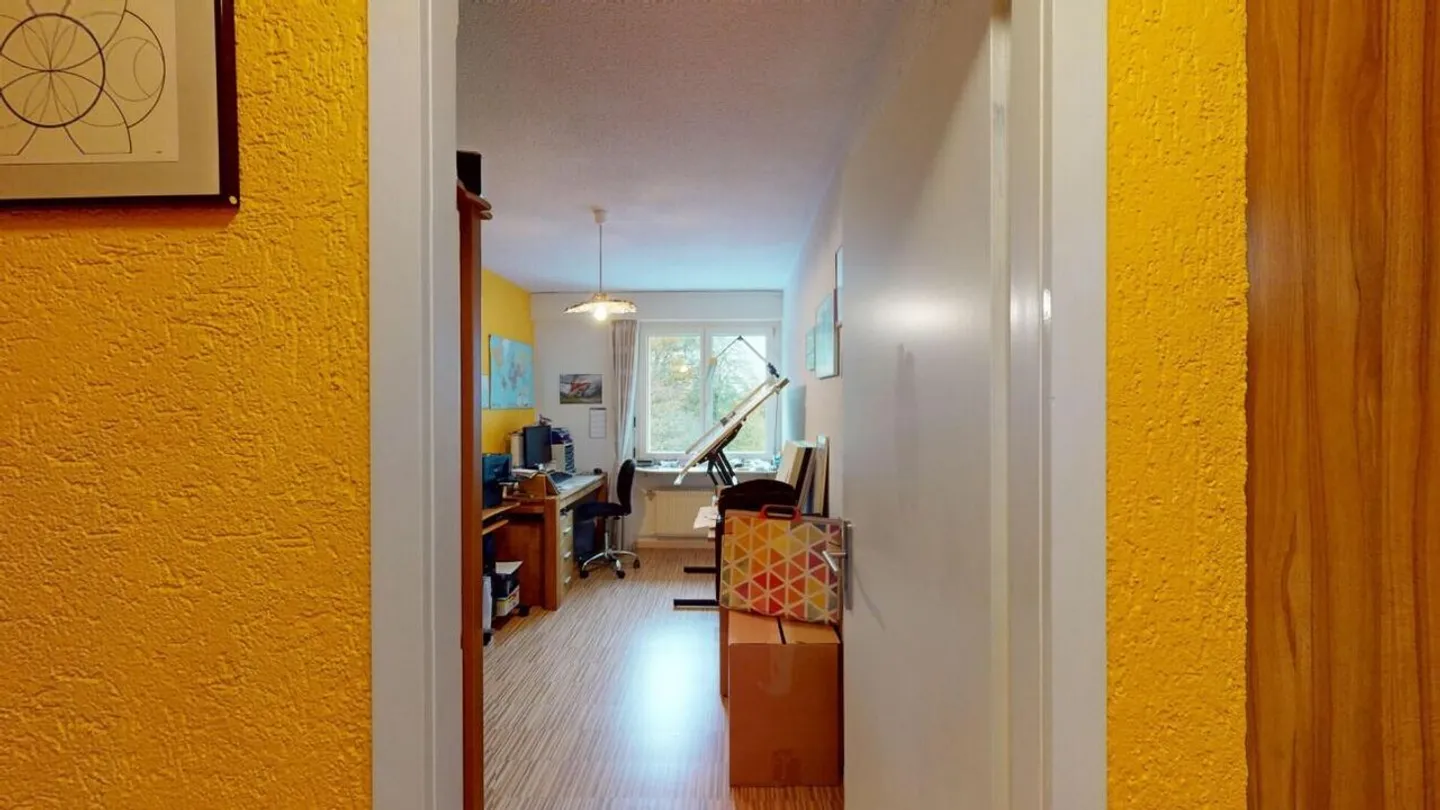 OBEN ZUHAUSE - RUHIG, SONNIG, NATURNAH: 4.5 ZIMMER MIT BALKON &amp; WALDBLICK - Foto 7 von 13