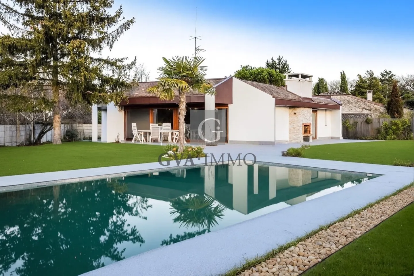 Spaziosa villa ristrutturata con piscina e vista - Foto 2 di 5