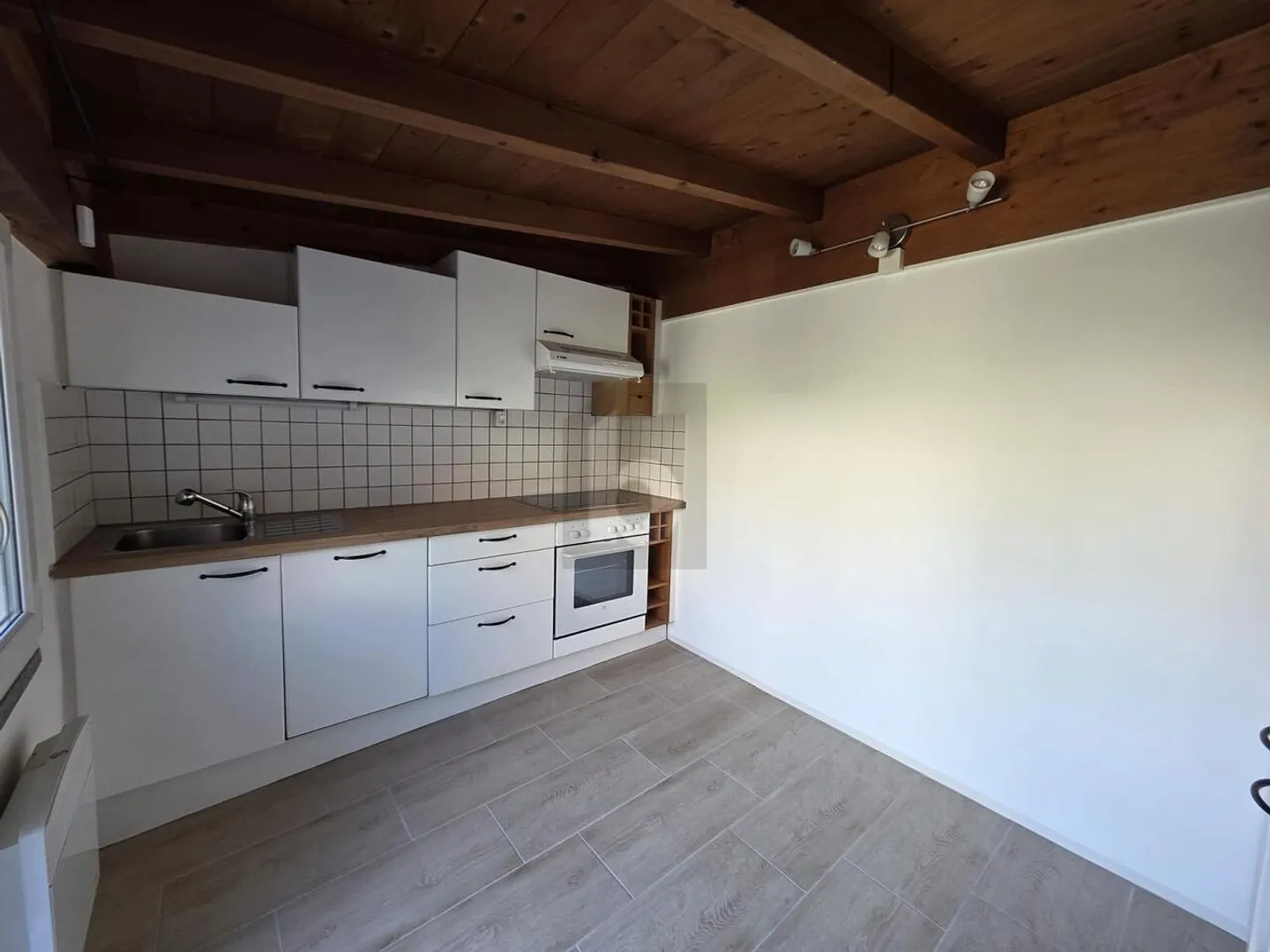 Charming Detached House with Garden - Photo 3 of 6