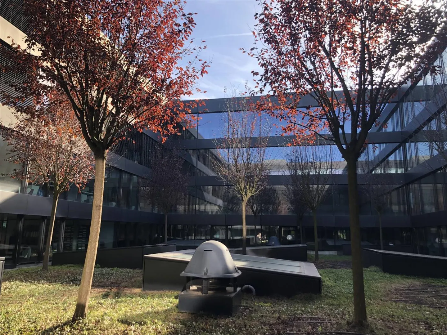 Surface administrative de 188 m2 dans un bâtiment récent au Lignon - Photo 1 sur 4