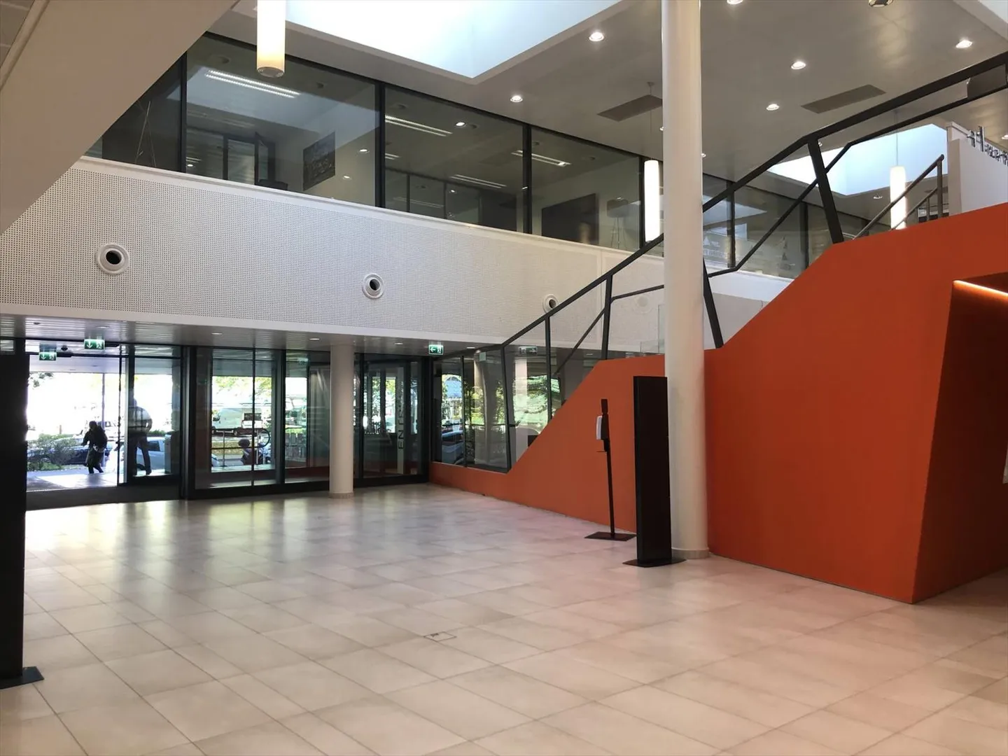Surface administrative de 188 m2 dans un bâtiment récent au Lignon - Photo 2 sur 4