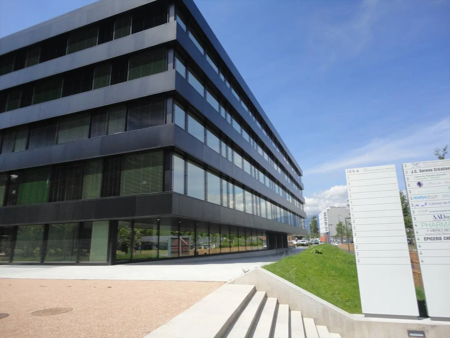 Surface administrative de 188 m2 dans un bâtiment récent au Lignon - Photo 4 sur 4