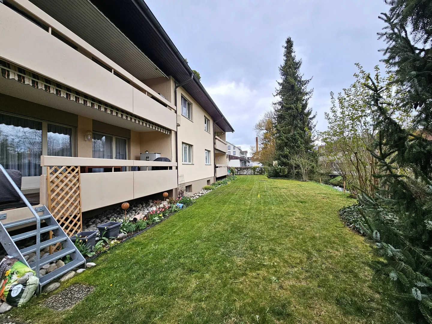 Idylle résidentielle près du ruisseau - Appartement de 4,5 pièces avec charme - Photo 1 sur 17