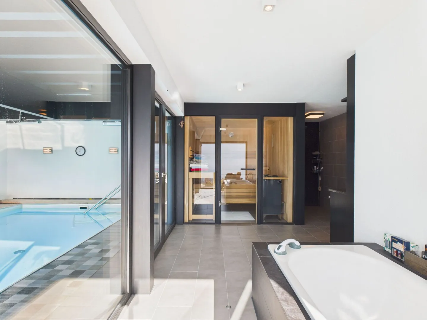 Dream house with its own wellness oasis in the mountains - Photo 14 of 15