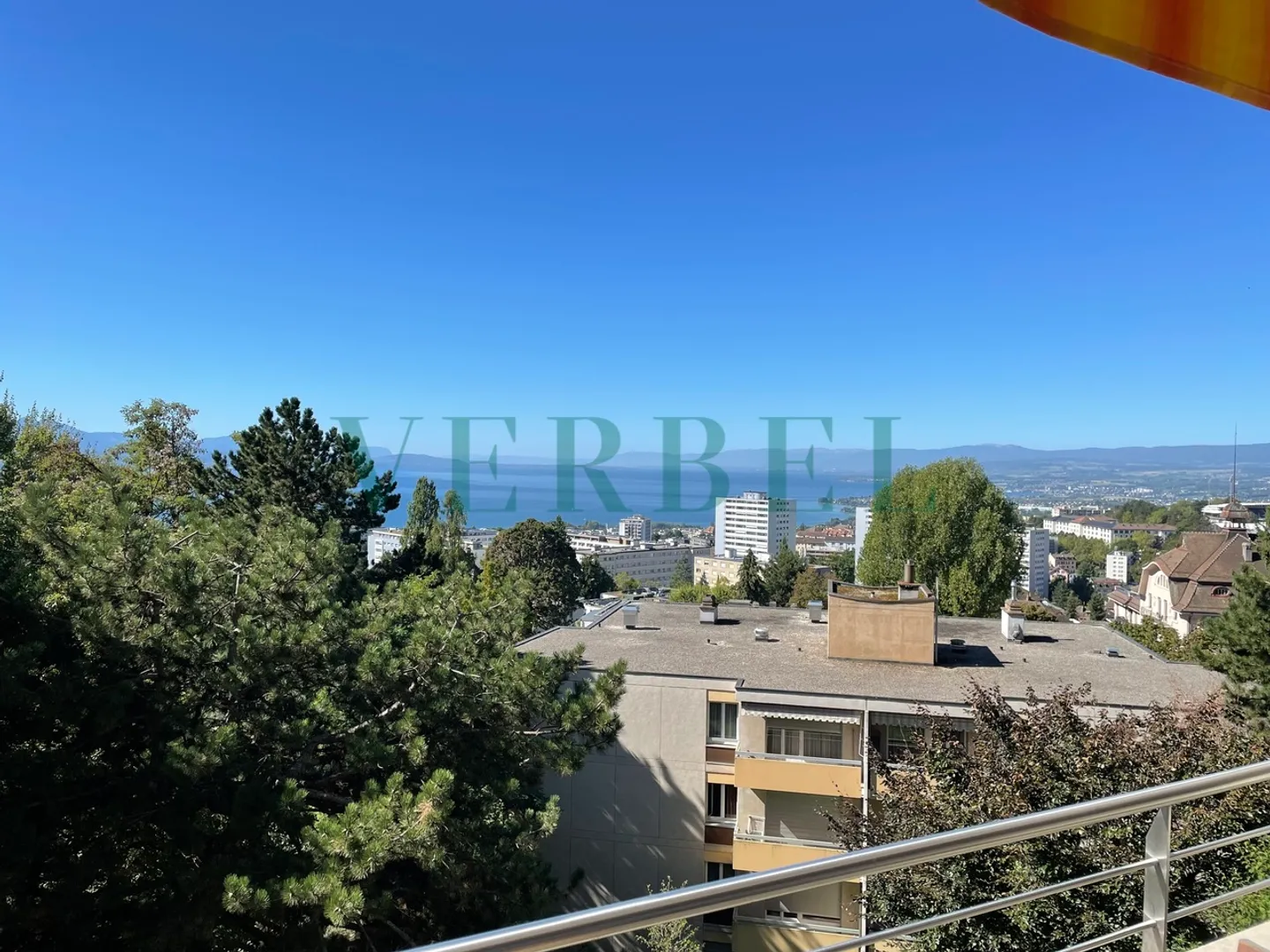 Appartement plein sud avec vues sur la ville et le lac - Photo 1 sur 11