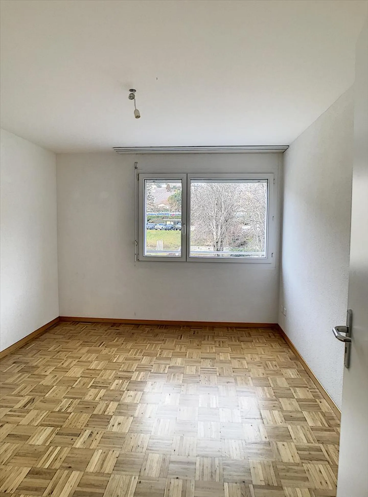 Appartement lumineux de 4,5 pièces au 4ème étage avec belle vue - Photo 3 sur 8