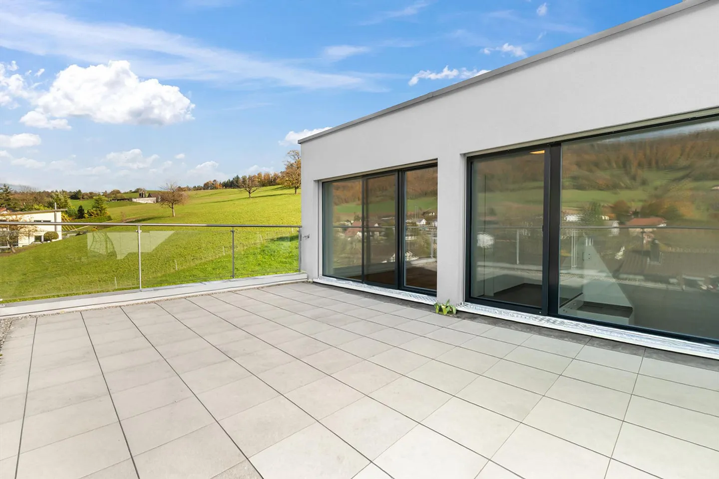 Maison familiale semi-détachée moderne de 5,5 pièces avec vue panoramique - Photo 2 sur 11