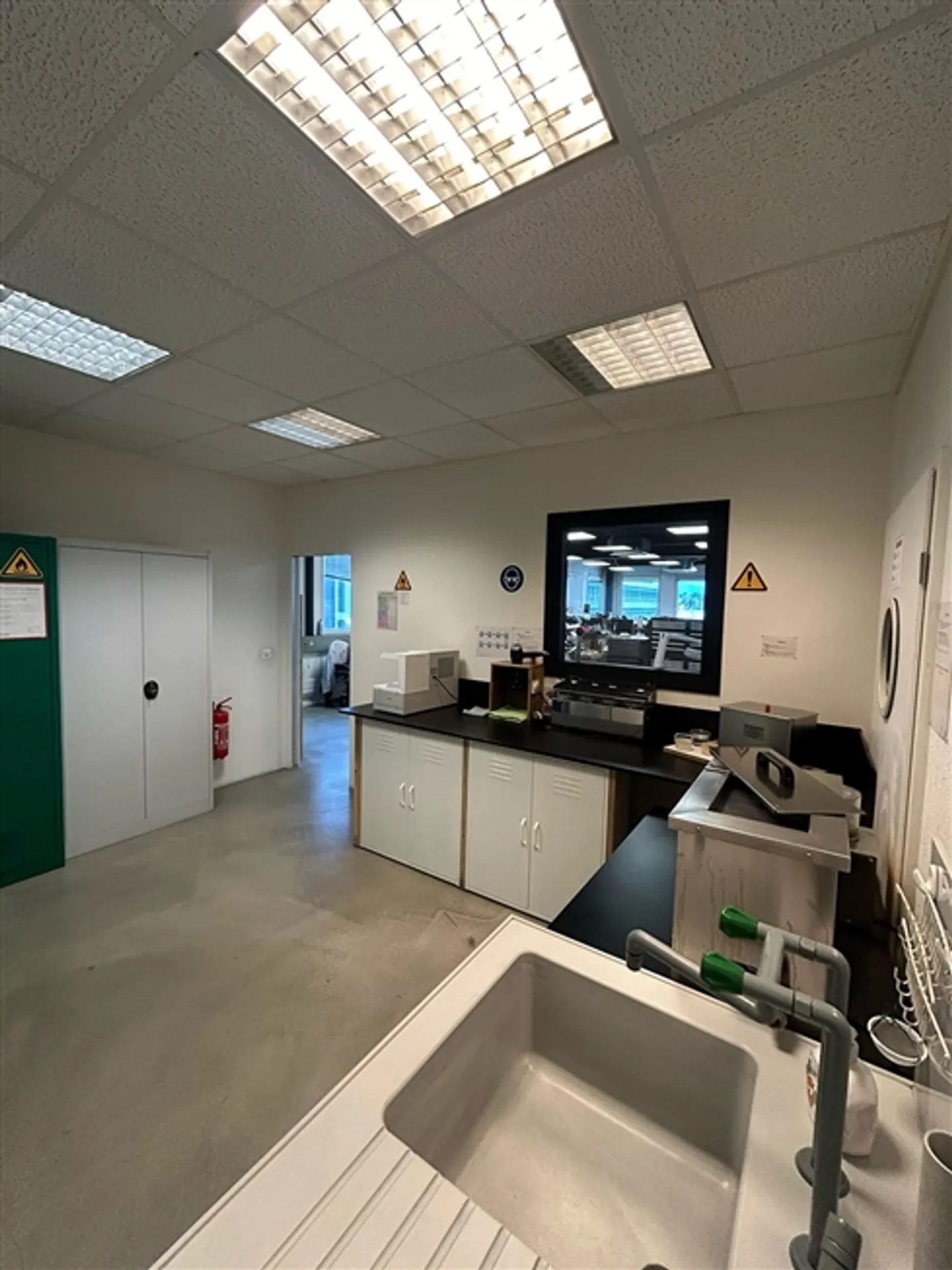 234m2 di laboratorio al 1° piano del CTN 18 a Plan-les-Ouates. Completamente ristrutturato - Foto 1 di 10