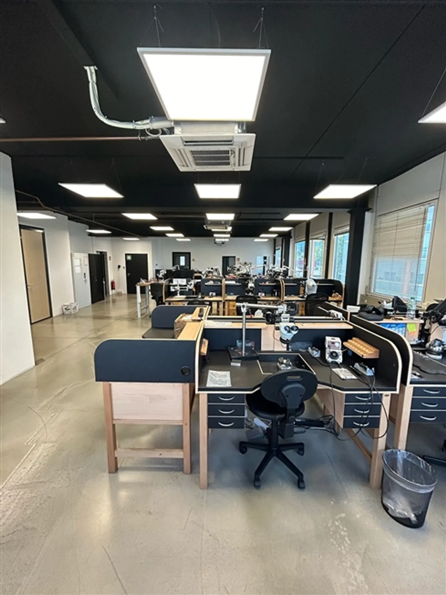 234m2 di laboratorio al 1° piano del CTN 18 a Plan-les-Ouates. Completamente ristrutturato - Foto 2 di 10