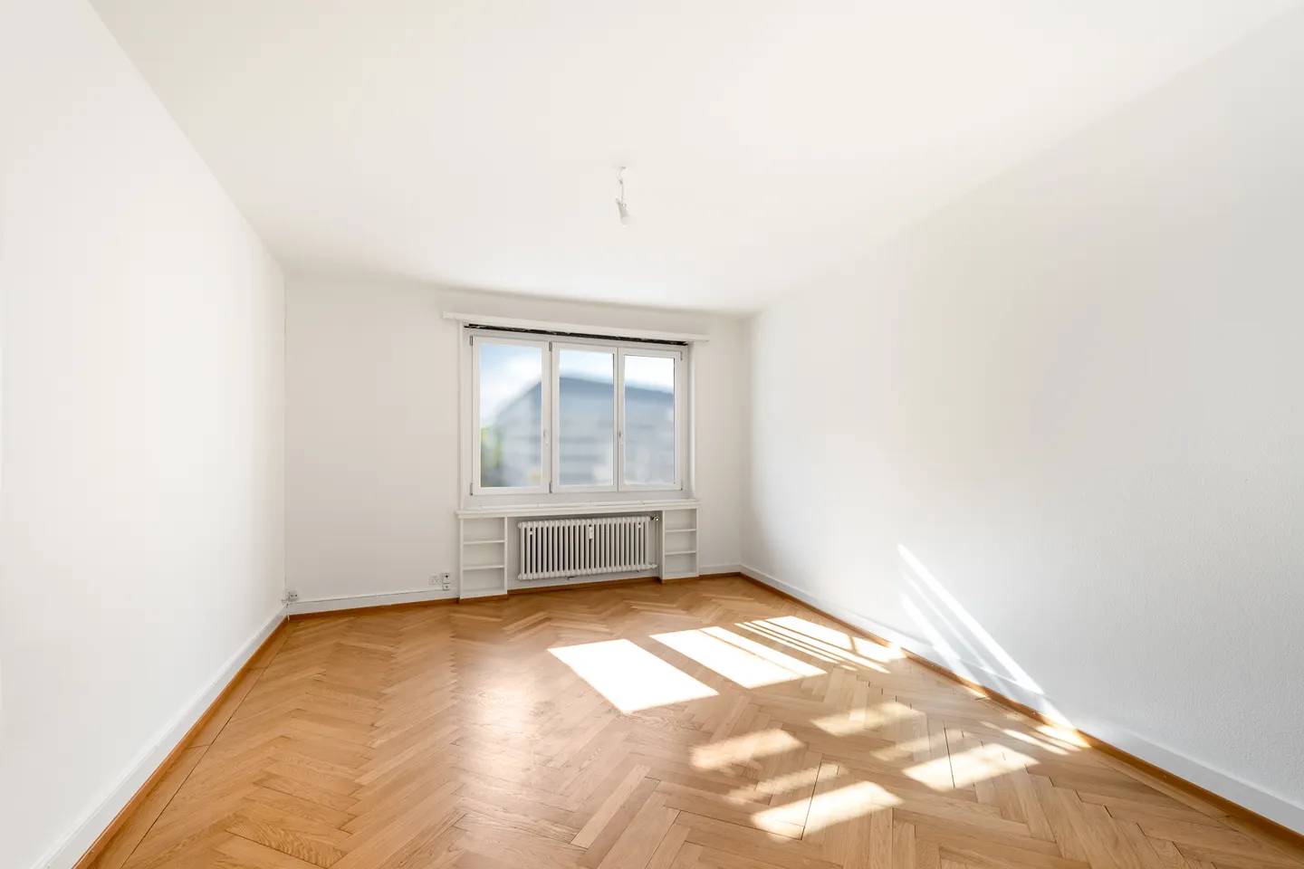 Charming 4-Room Apartment - Photo 2 of 9