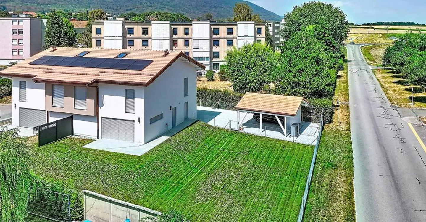 Villa bifamiliare di 7 stanze con giardino - Foto 2 di 11