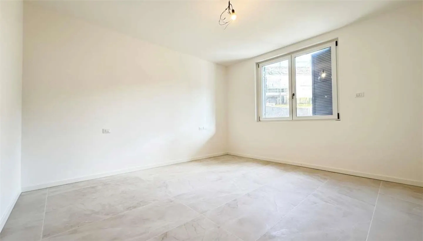 Appartamento moderno con grande terrazzo - Foto 12 di 13