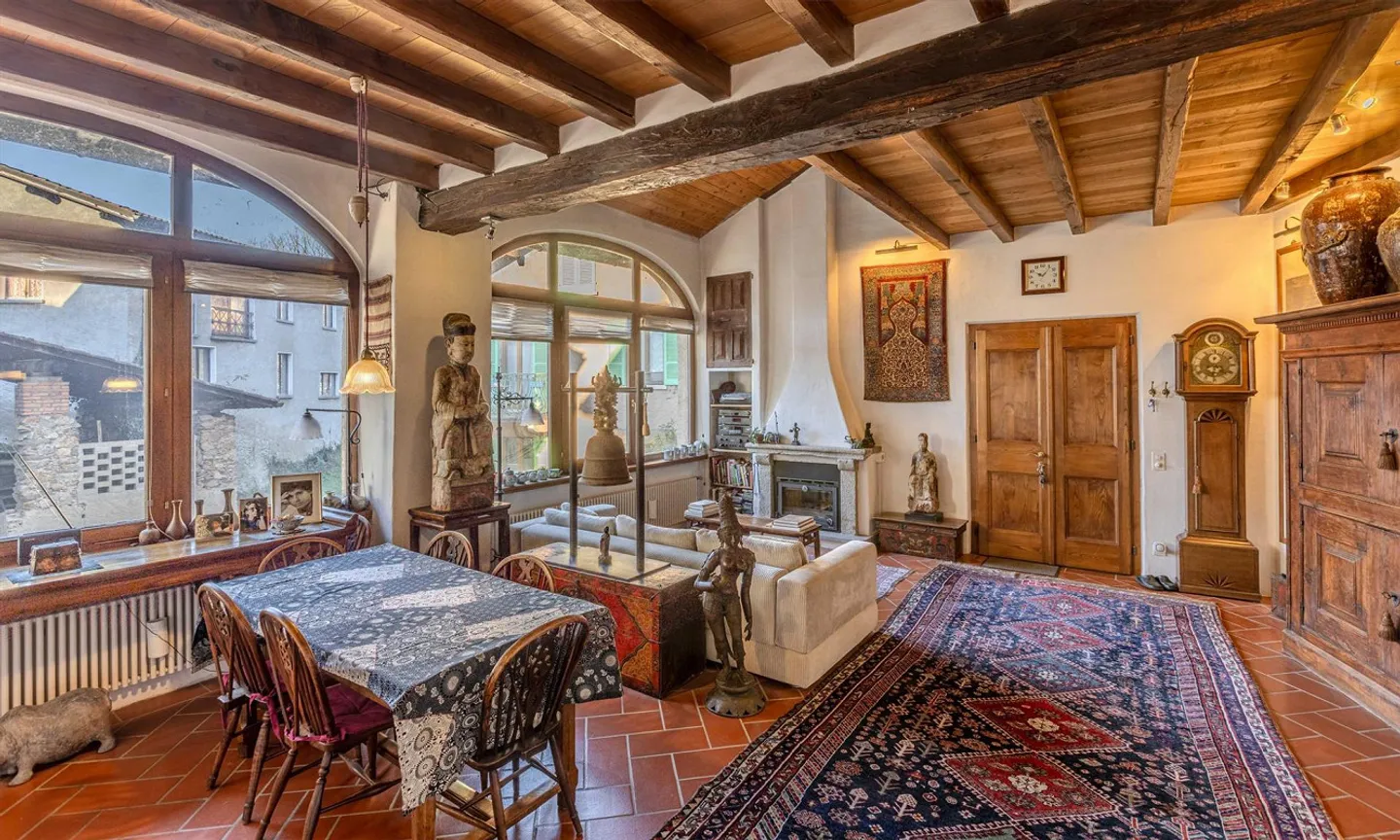 SPLENDIDE MAISON 5.5 PIÈCES RÉNOVÉE AVEC CHARME À CASTELROTTO - Photo 3 sur 12