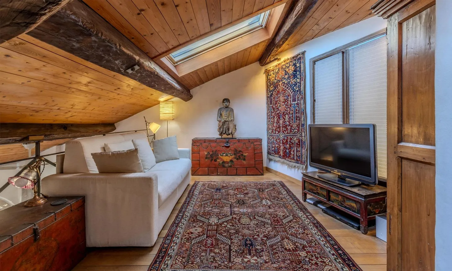 SPLENDIDE MAISON 5.5 PIÈCES RÉNOVÉE AVEC CHARME À CASTELROTTO - Photo 4 sur 12