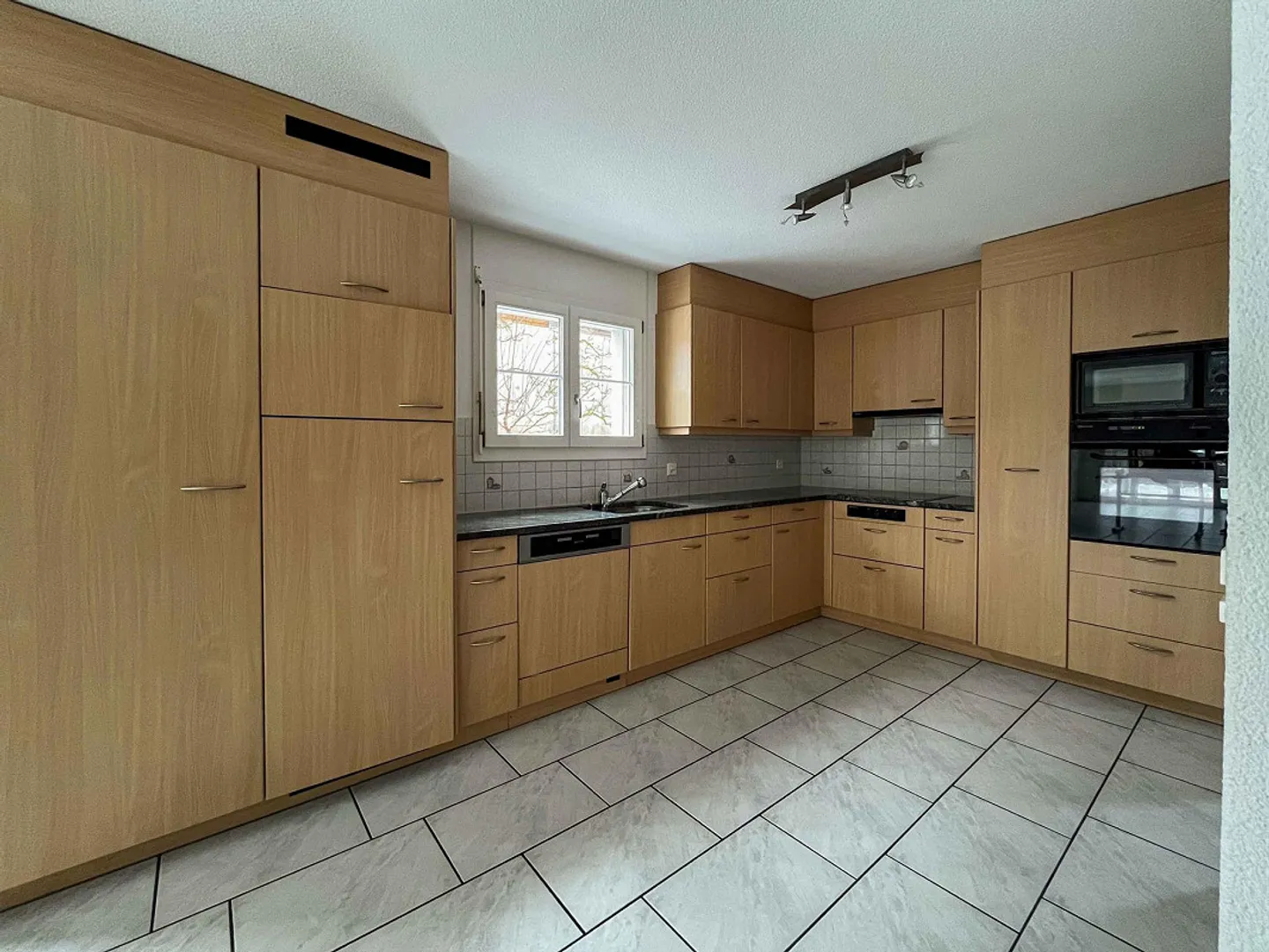 Charmantes 5.5-Zimmer-Doppeleinfamilienhaus an ruhiger Lage in Lohn-Ammannsegg - Photo 9 sur 17