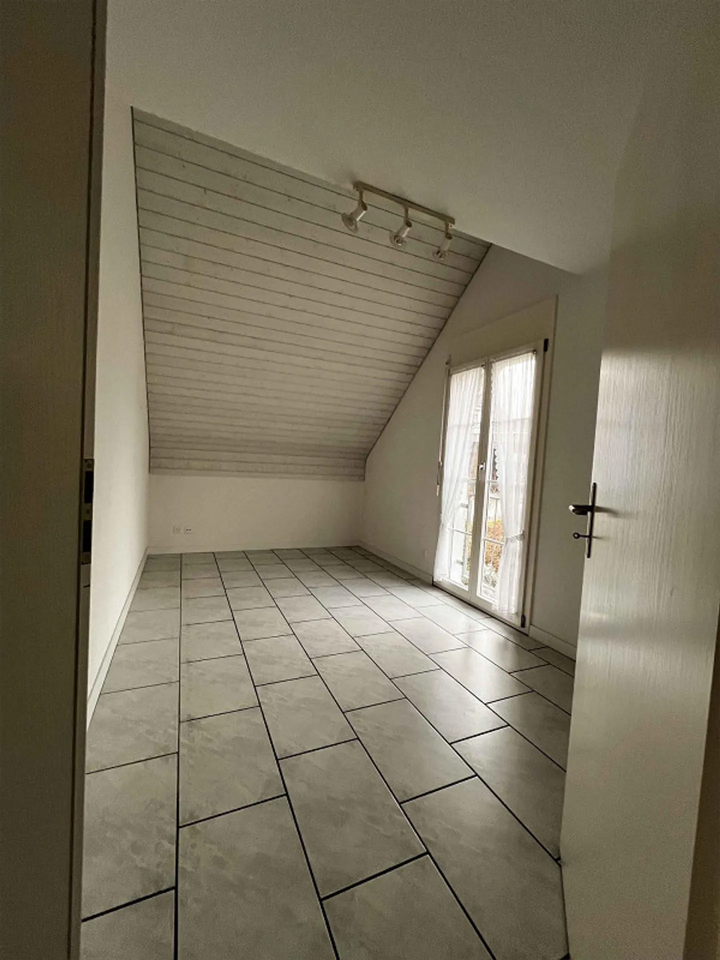 Charmantes 5.5-Zimmer-Doppeleinfamilienhaus an ruhiger Lage in Lohn-Ammannsegg - Photo 13 sur 17