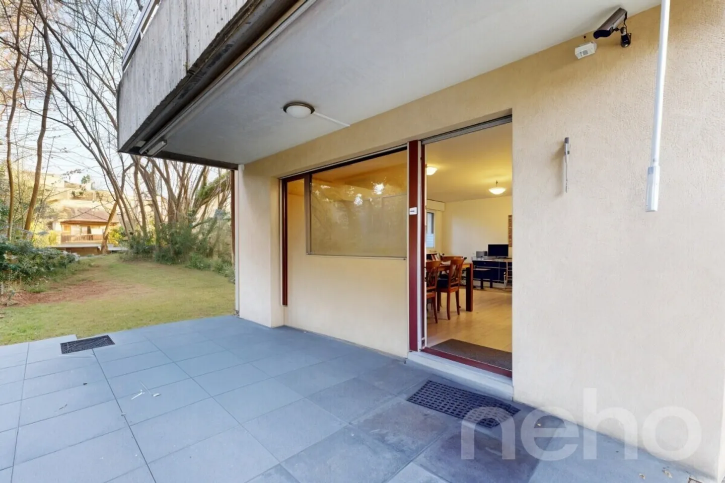 Appartement de jardin 3.5 pièces confortable avec bureau-atelier supplémentaire - Photo 2 sur 11