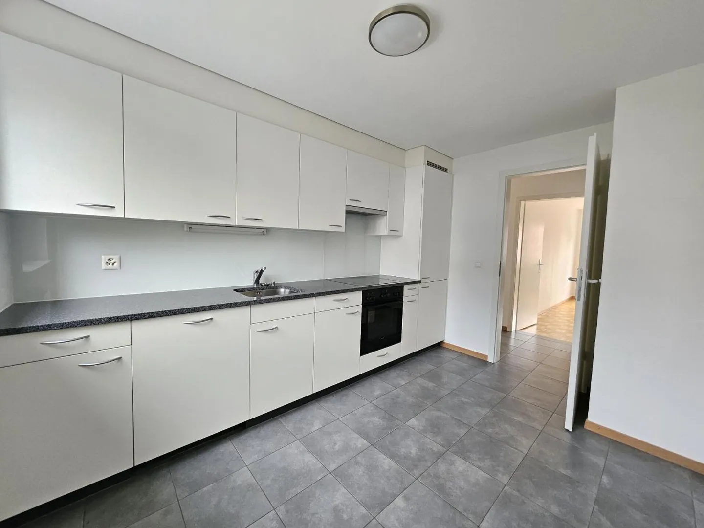 Appartement spacieux de 4,5 pièces au 1er étage - Photo 2 sur 11