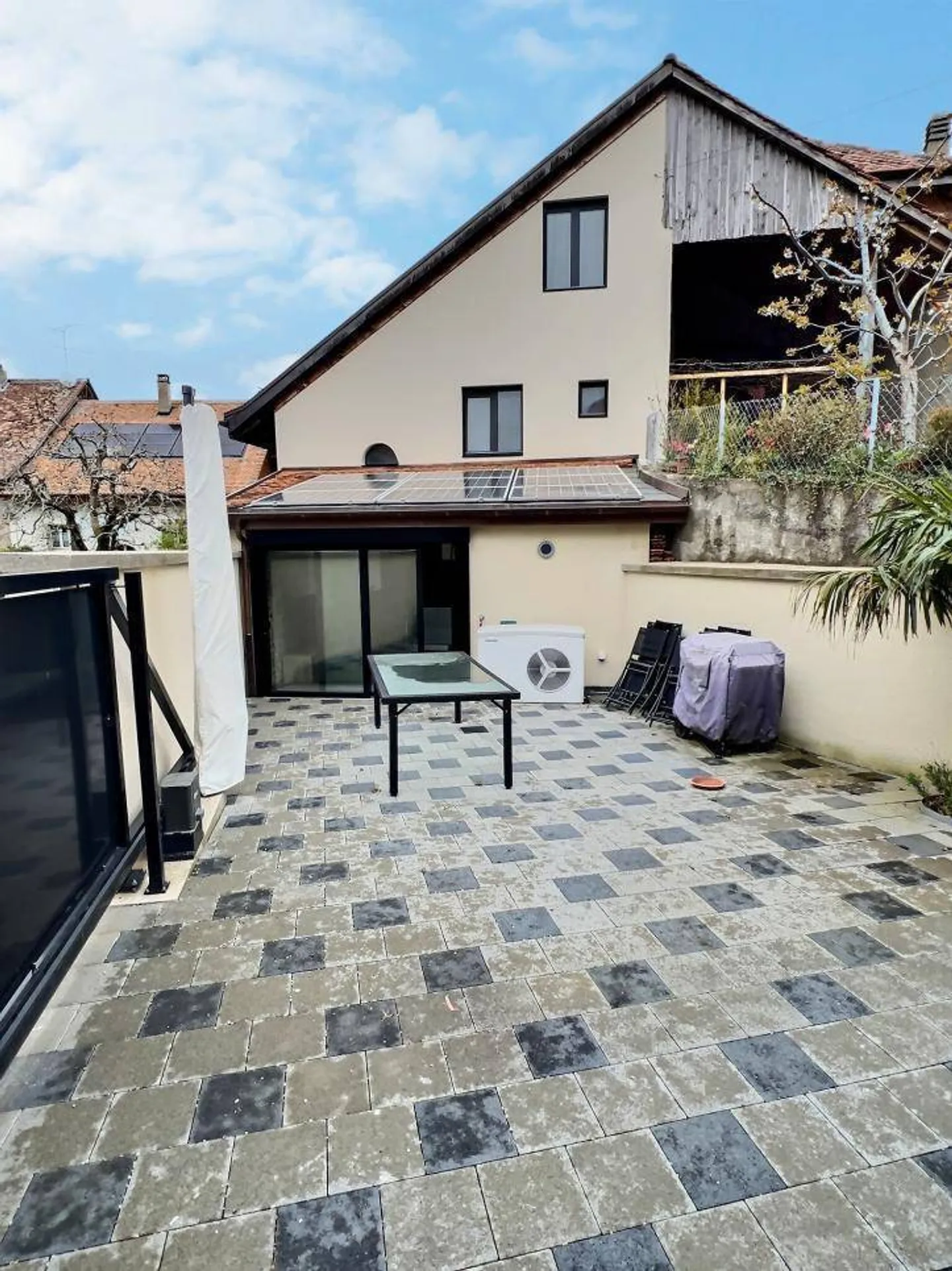 Charming 3½-room adjoining house with large terrace and parking space, located in the heart of the village - Photo 1 of 9