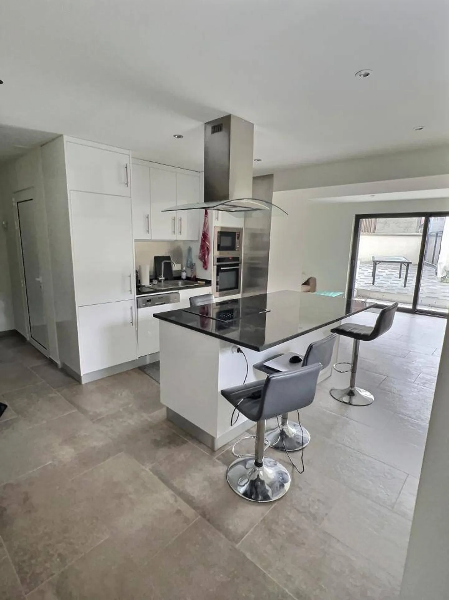 Charming 3½-room adjoining house with large terrace and parking space, located in the heart of the village - Photo 2 of 9