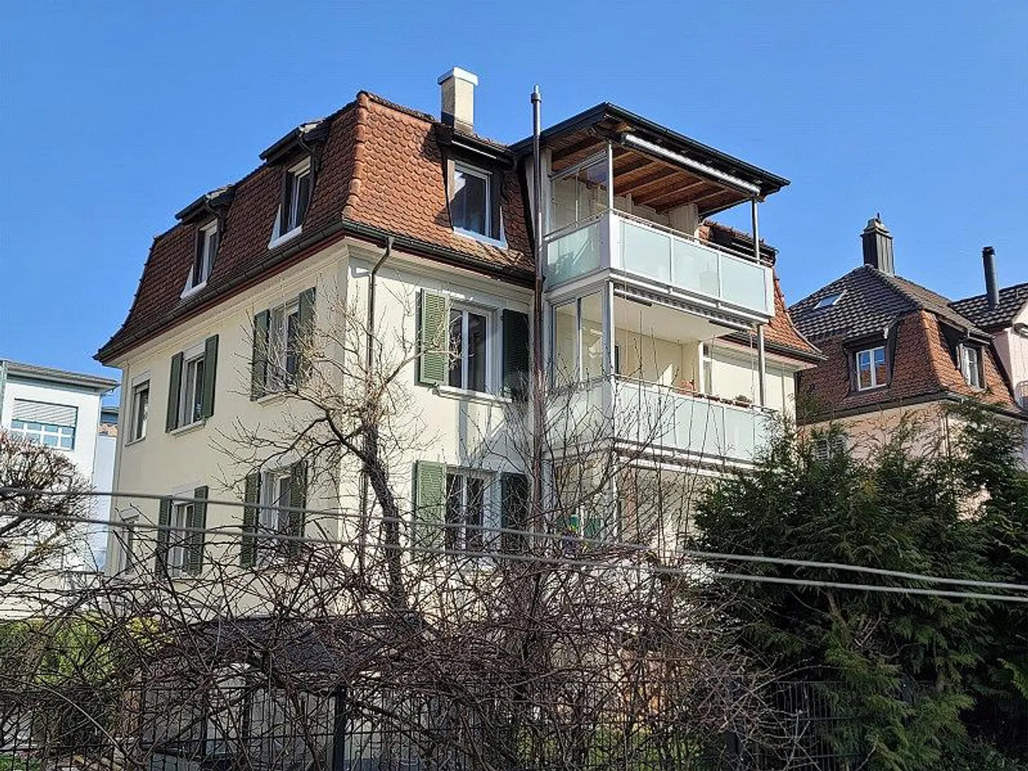 MODERN MIT GROSSEM GARTEN UND TERRASSE - Foto 1 von 6