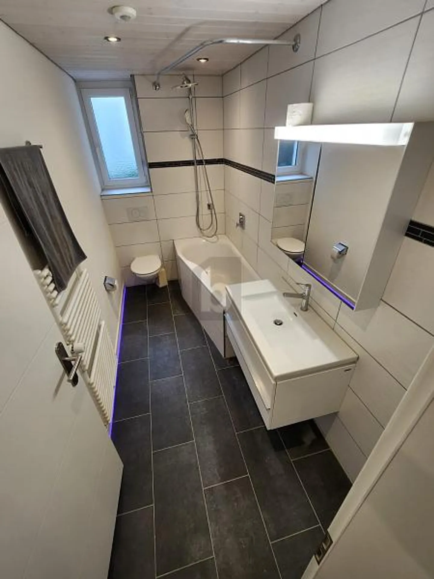 MODERN MIT GROSSEM GARTEN UND TERRASSE - Foto 4 von 6