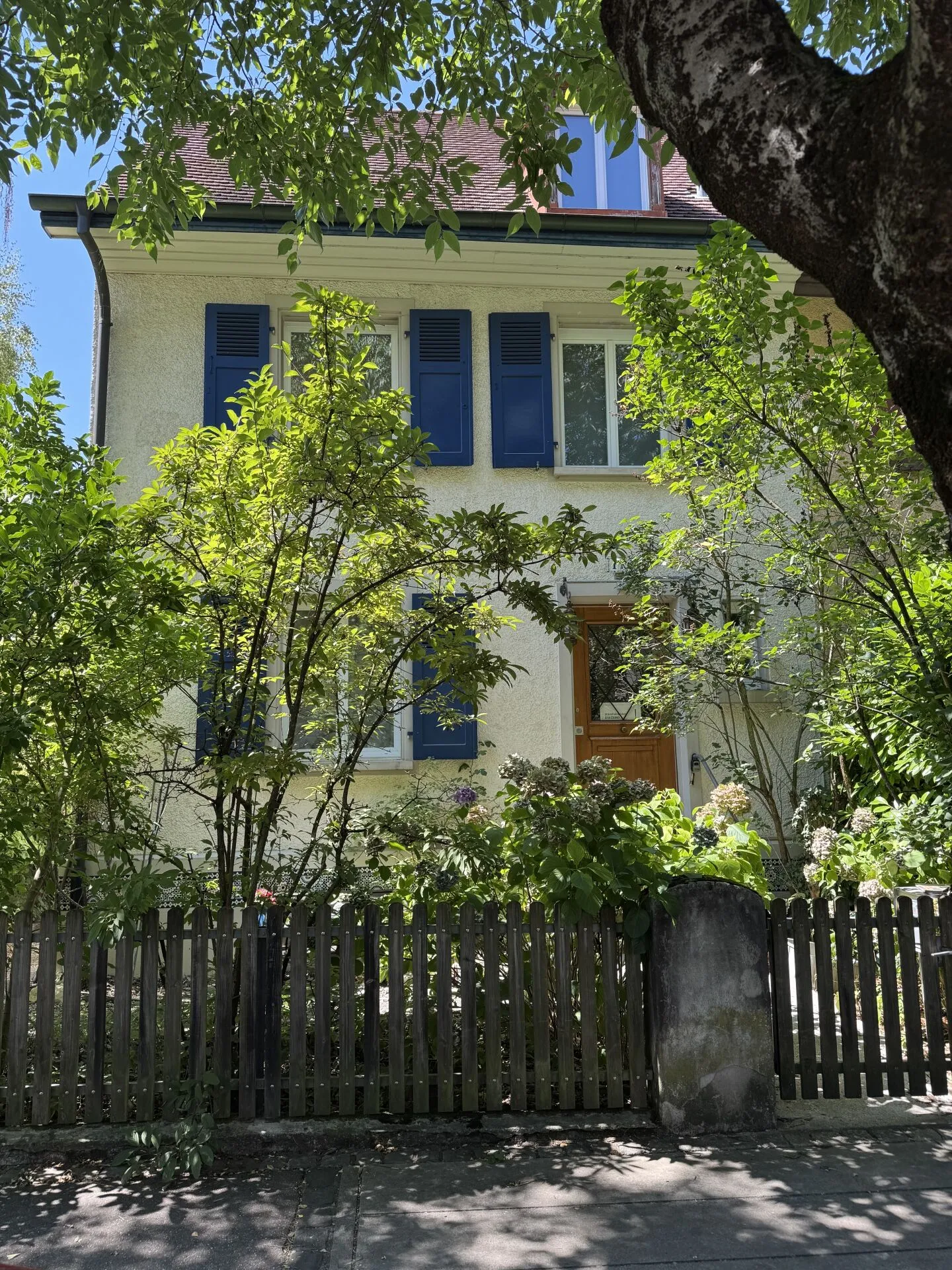 Casa bifamiliare attraente con giardino e garage in una posizione privilegiata ad Allschwil - Foto 1 di 14