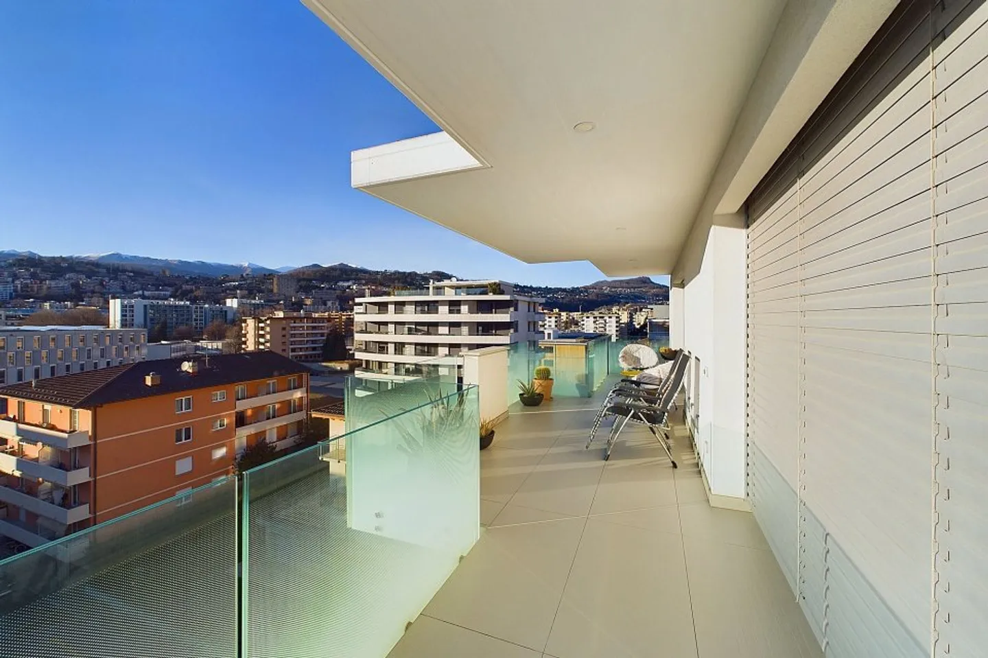 Penthouse élégant avec vue partielle sur le lac de Lugano - Photo 1 sur 2