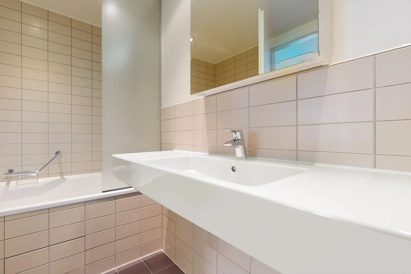 Quiet oasis of well-being with modern expansion seeks new tenant! - Photo 7 of 9