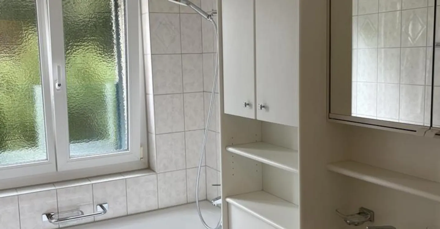 Charming small apartment with balcony - Photo 3 of 6
