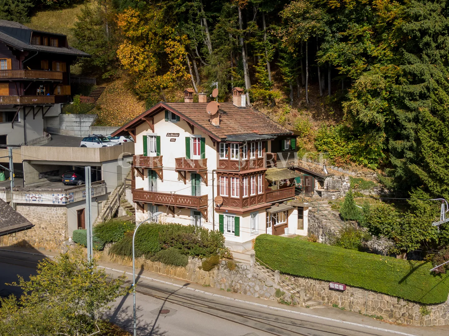 Chalet for sale - Photo 2 of 13