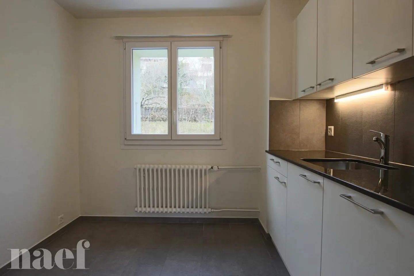 Bel appartement de 3 pièces, près des magasins. - Photo 2 sur 8