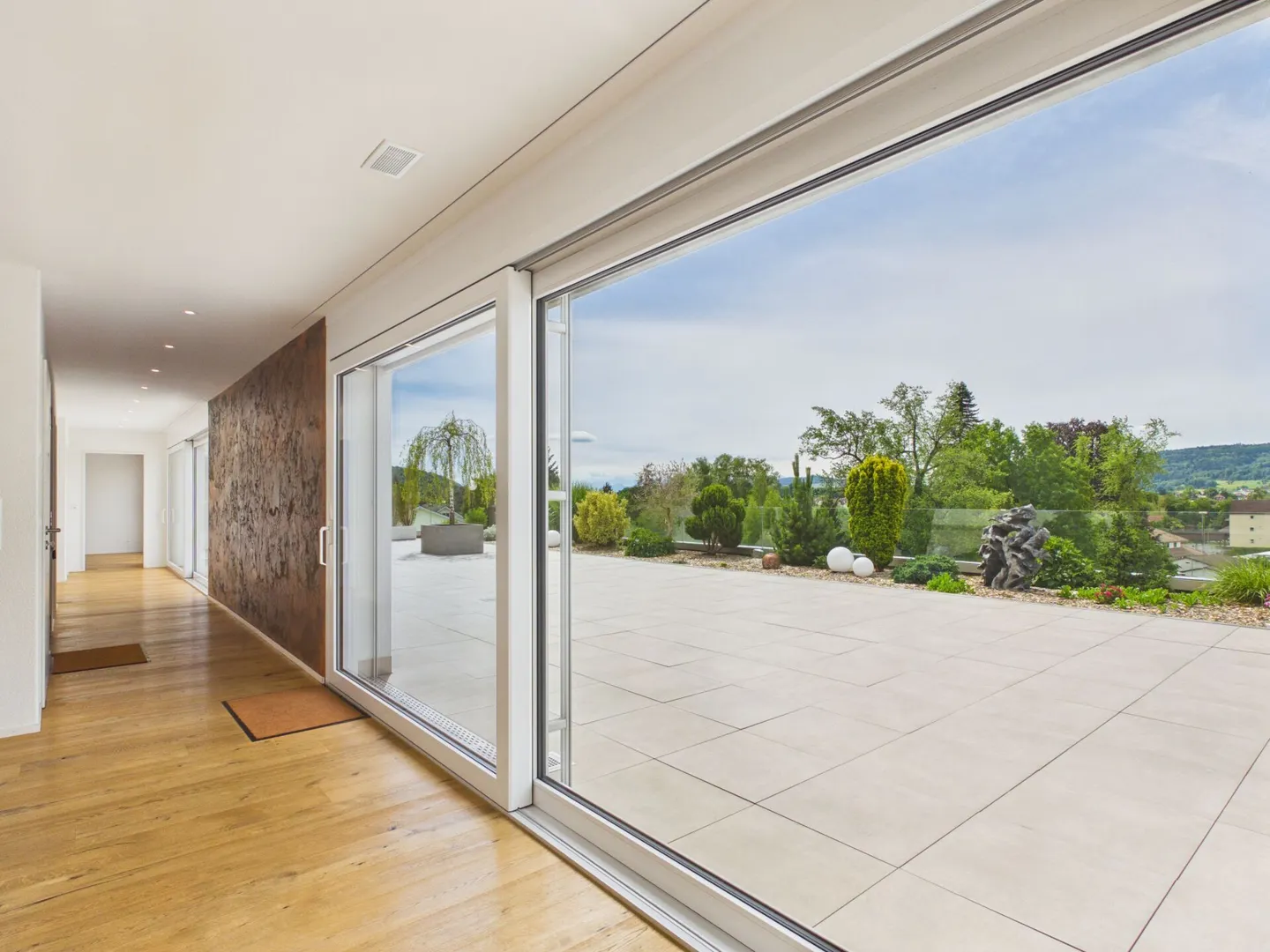 Appartement en attique avec divers extras tels qu'une terrasse très spacieuse, un ascenseur avec accès direct à l'appartement, des places de parking surdimensionnées, etc. - Photo 24 sur 27