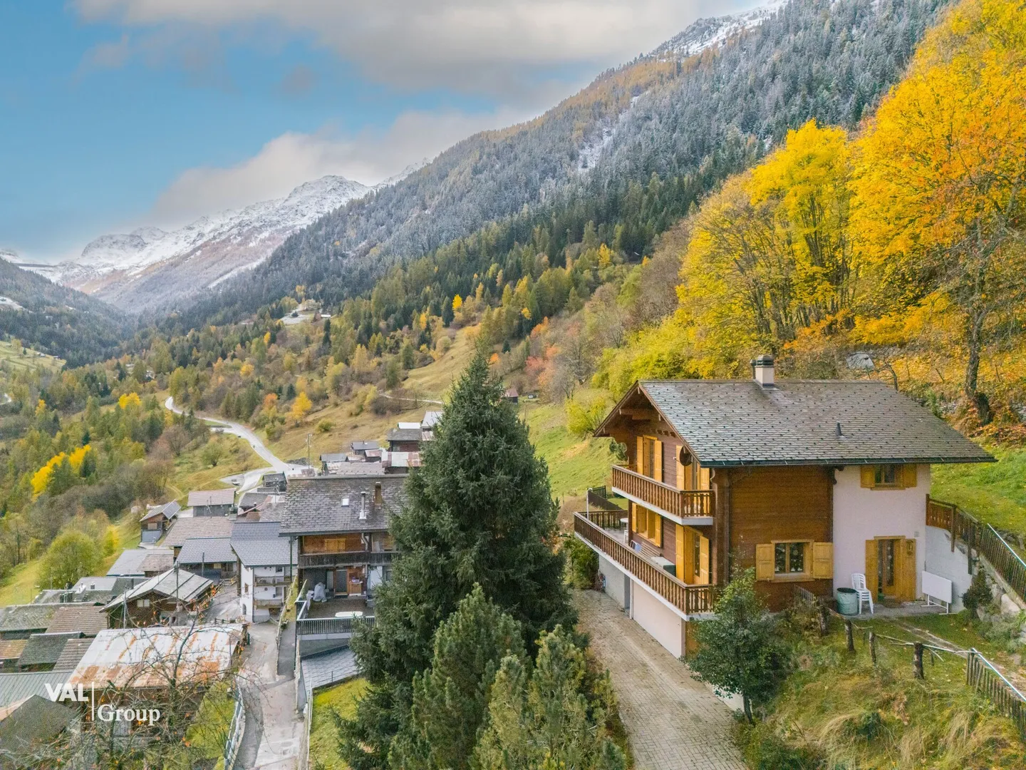 Charming chalet in the Val d'Hérens - Photo 2 of 21