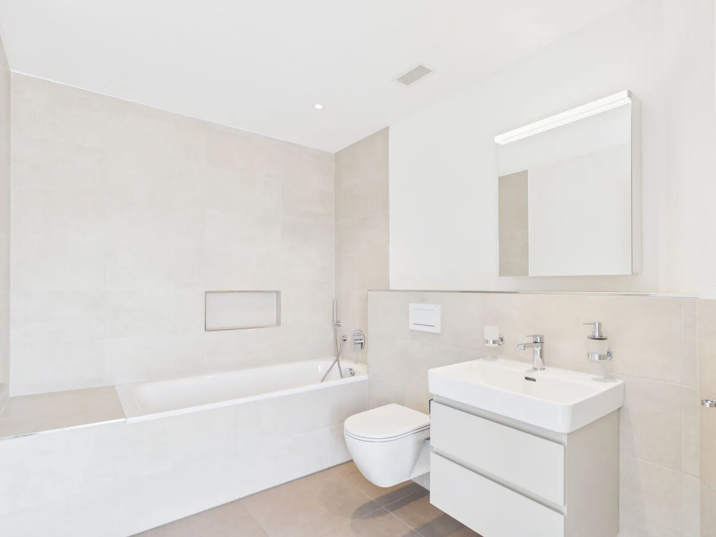 Appartement en attique avec divers extras tels qu'une terrasse très spacieuse, un ascenseur avec accès direct à l'appartement, des places de parking surdimensionnées, etc. - Photo 16 sur 27