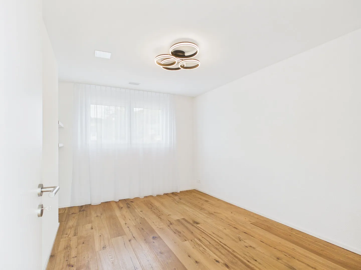 Appartement en attique avec divers extras tels qu'une terrasse très spacieuse, un ascenseur avec accès direct à l'appartement, des places de parking surdimensionnées, etc. - Photo 19 sur 27
